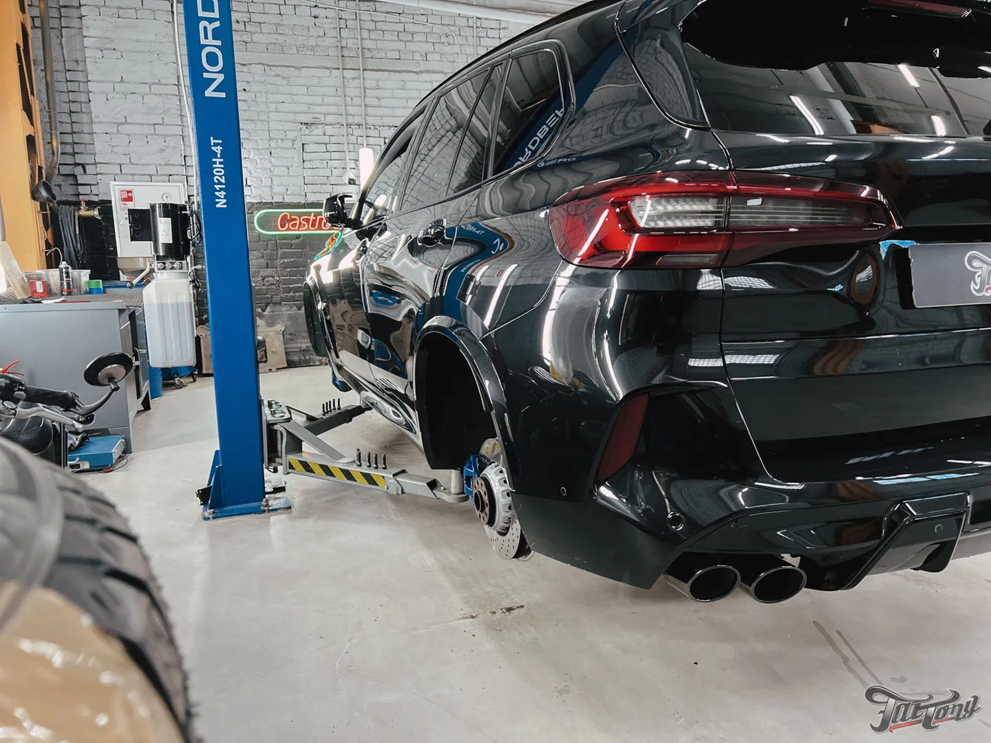 Фирменный Шиномонтаж на вибростенде для BMW X5 M